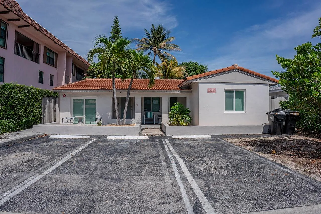3 bed, 3.0 bath, 2074 sqft, $6,000 — Photo 2