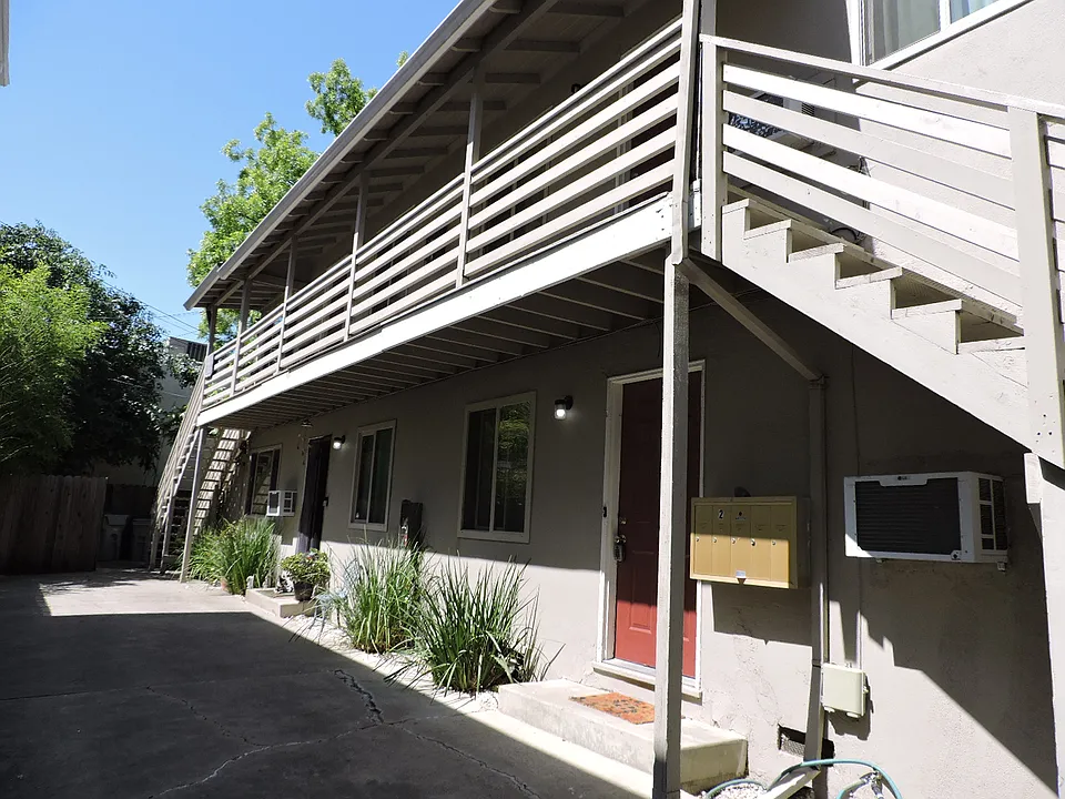 2626 T St #4