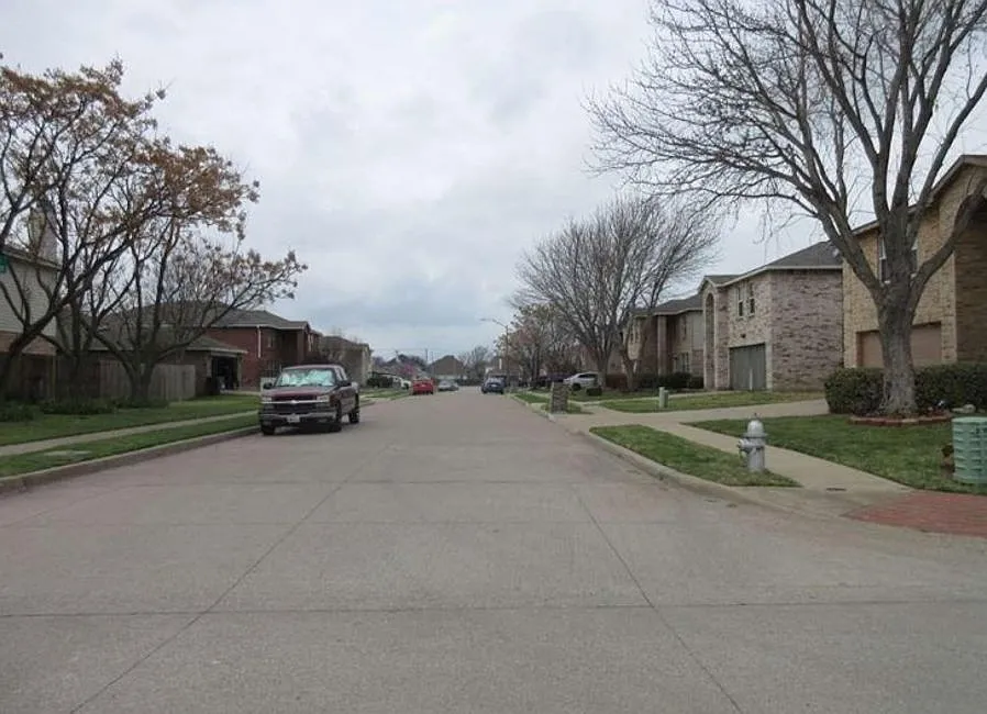 Exterior Neighborhood (street photo)