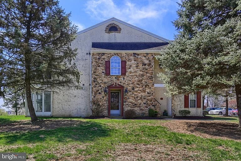 1st image of 111 Oak Knoll Cir