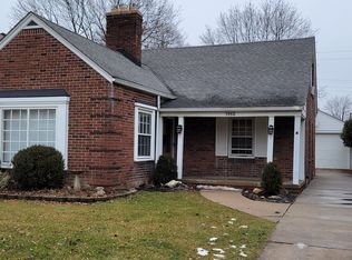 1866 Lochmoor Blvd, Grosse Pointe Woods, MI 48236