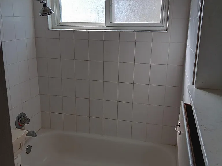 E Saint James St — Photo 3