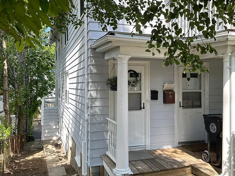 717 Belmont St — Photo 2