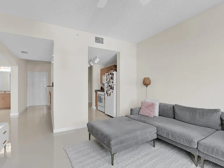 533 NE 3rd Ave — Photo 4