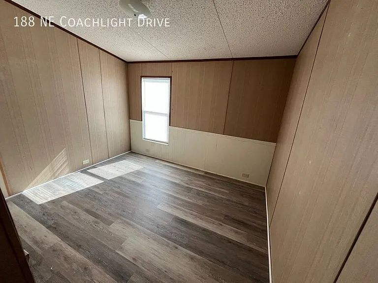 188 NE Coachlight Dr — Photo 5