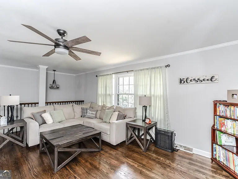302 E Valley Rd NE — Photo 14