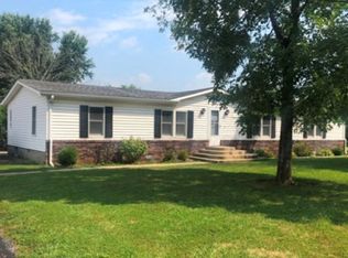 4431 Country Lake Dr, Charleston, IL 61920