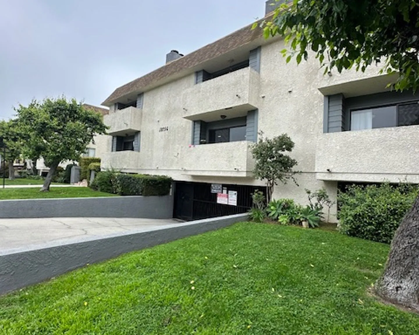 l10744 — Photo 2