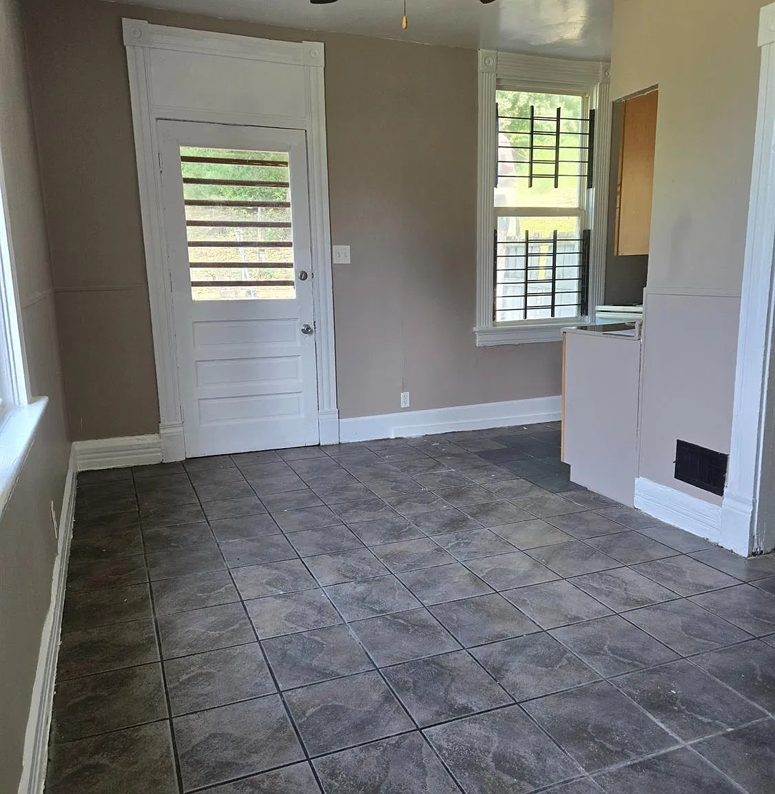 4 bed, 1.5 bath, 1504 sqft, $1,500 — Photo 3