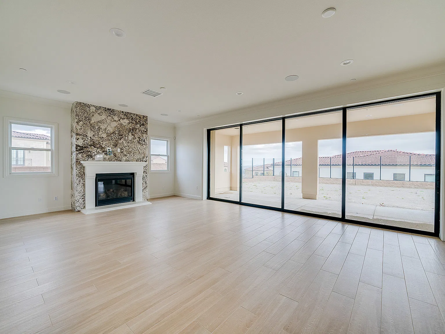 5 bed, 4618 sqft, $8,500 — Photo 3