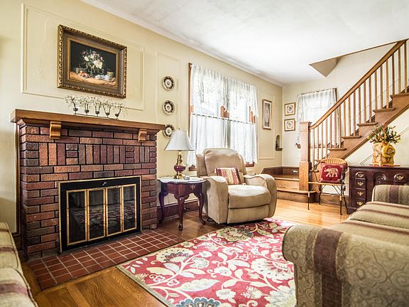 3rd image of 170 Crowell Ave