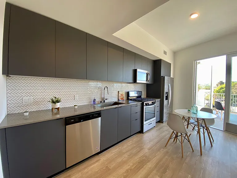 5300 W Adams Blvd #303 — Photo 3