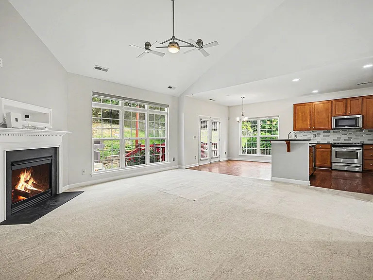 2119 Baggins Ln — Photo 12
