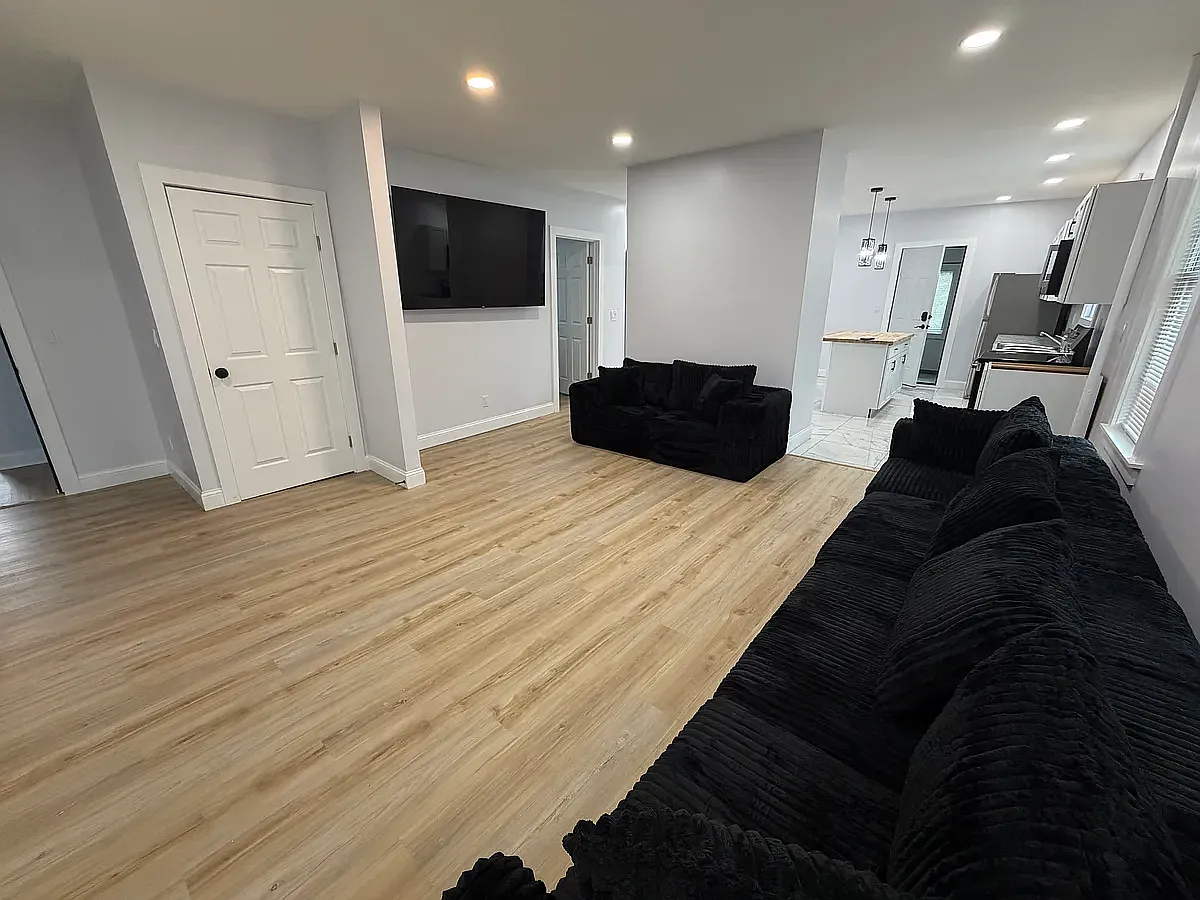 4 bed, 1300 sqft, $3,300 — Photo 2