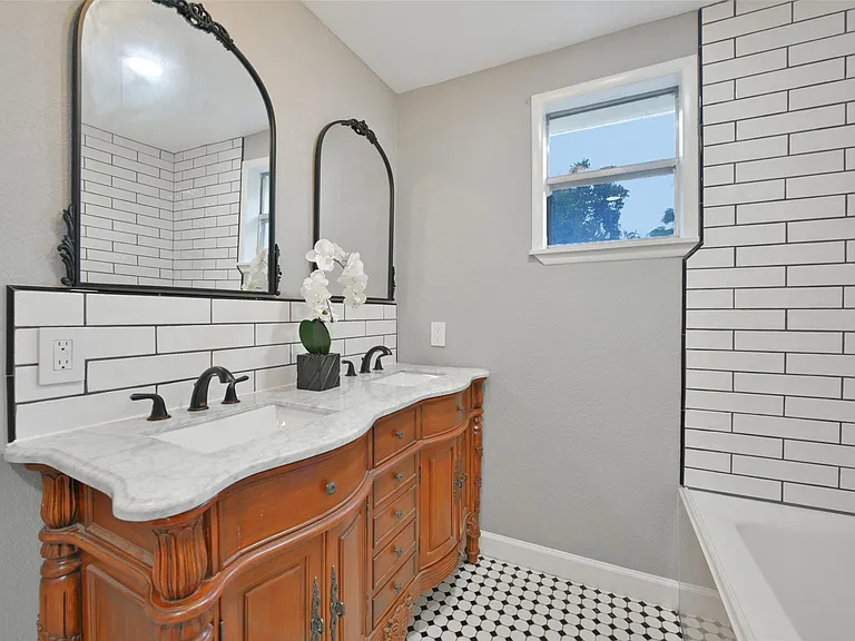 3427 Avenue L — Photo 21