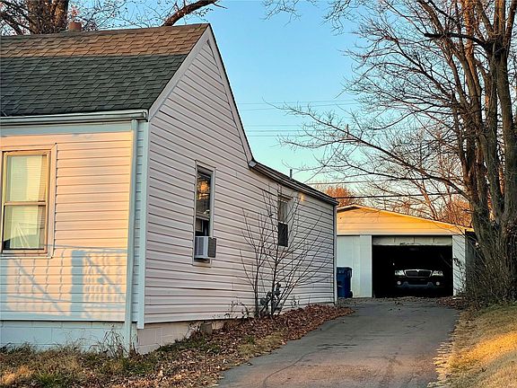 3rd image of 9523 Theodosia Ave
