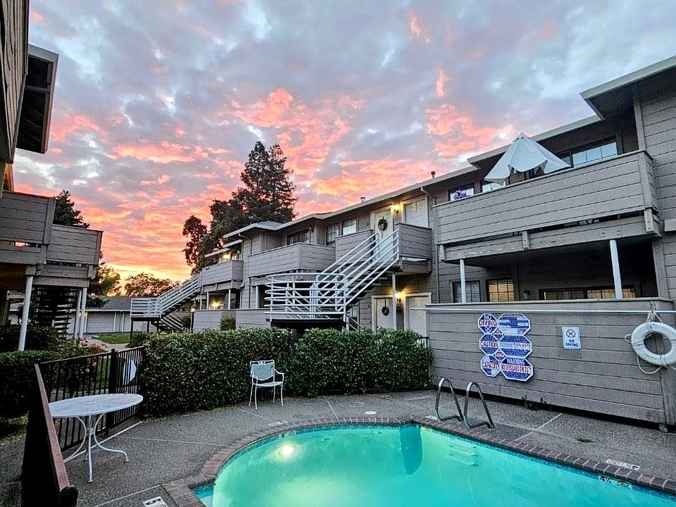 Meridian Apartments Pool and Common area. Garden style location.