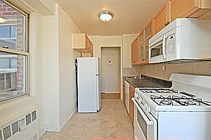 4th image of 900 W 190th St