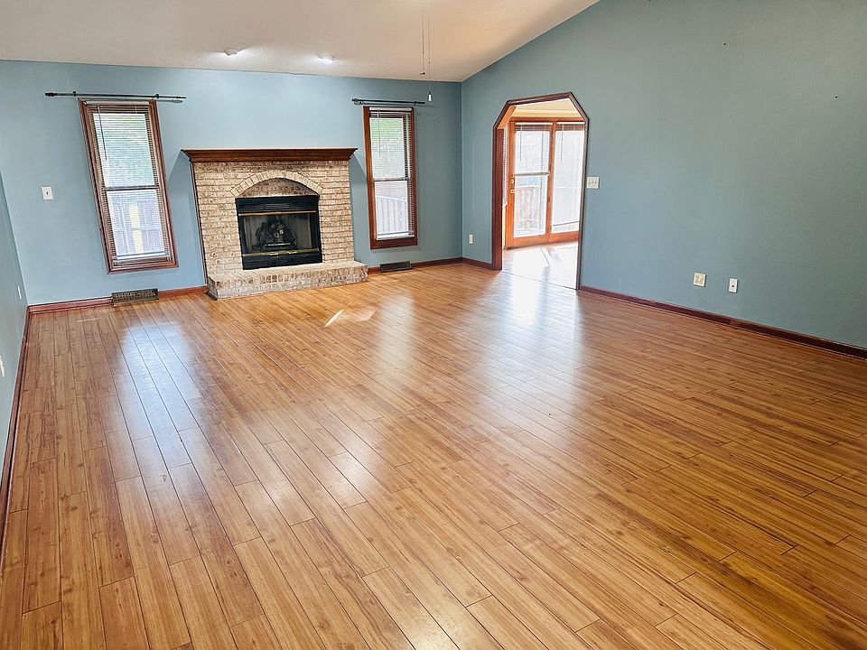 1st image of 204 N Pittsburg Lndg