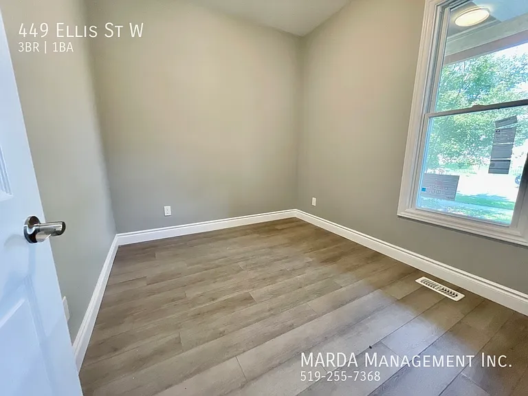 449 Ellis St W — Photo 9