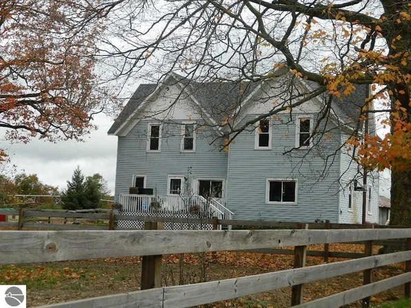 5911 SW County Line Rd, Blanchard, MI 49310