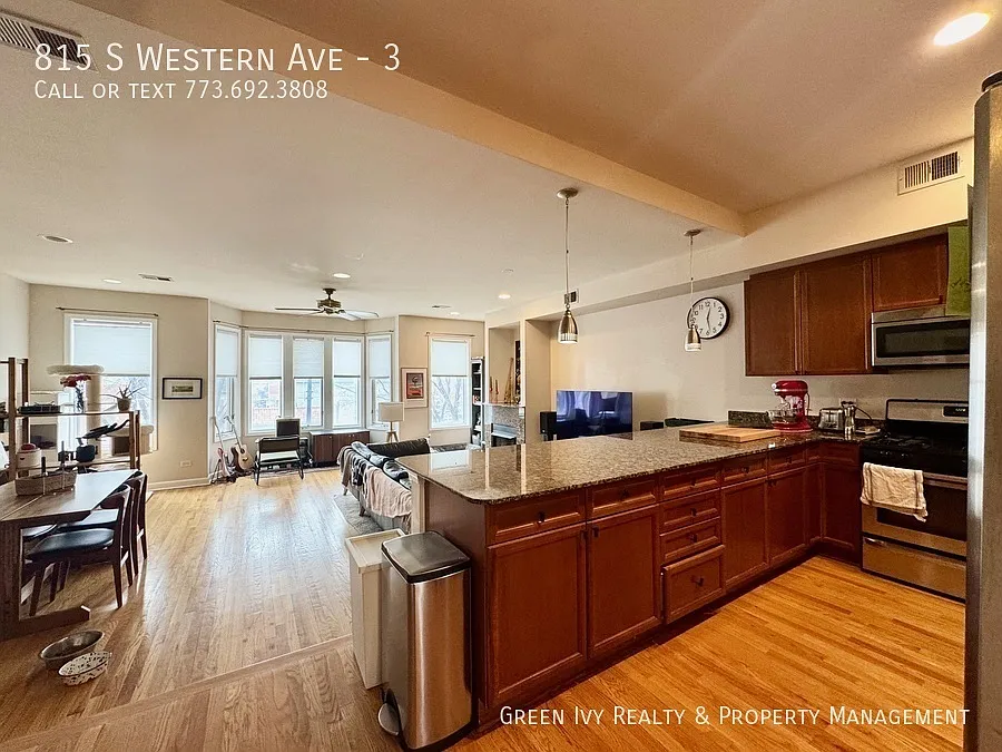 Building Photo - 815 S Western Ave #3
