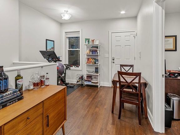 5th image of 856 N Hermitage Ave APT 1R