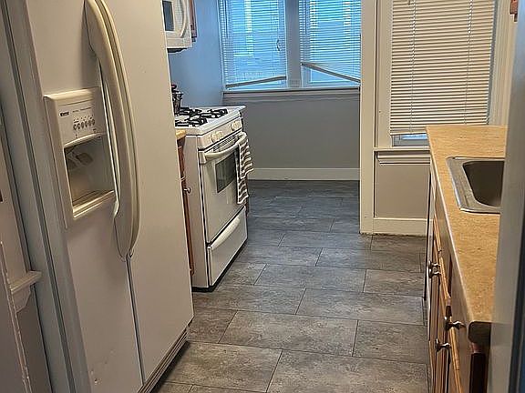 3rd image of 16103 Clifton Blvd
