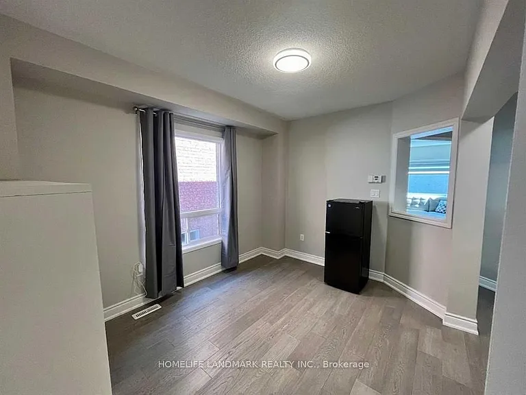 545 Menczel Cres #UPPER — Photo 9