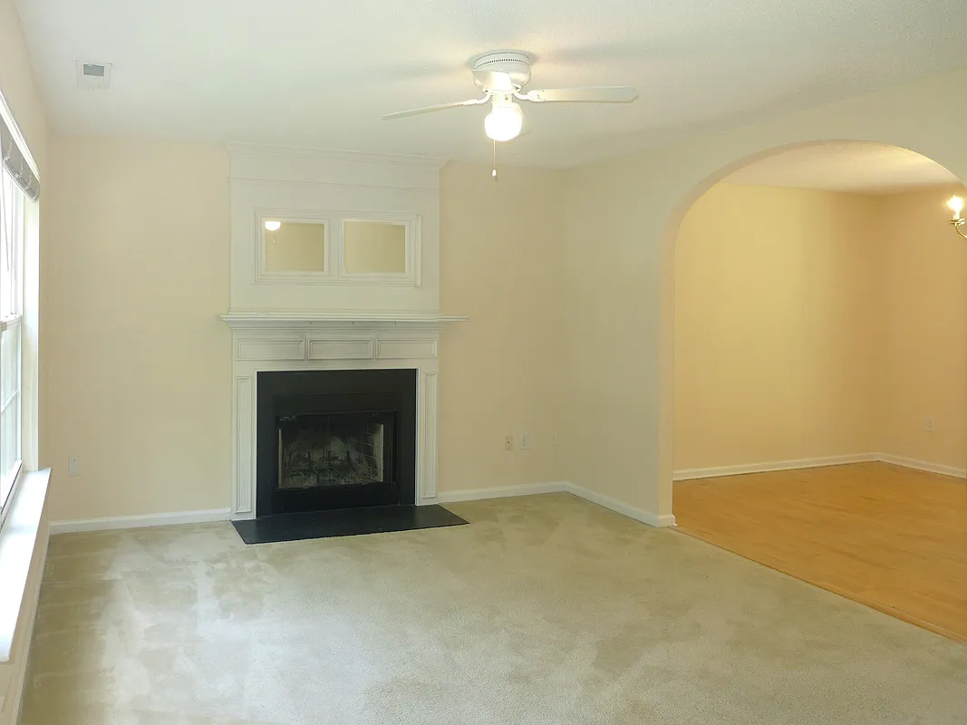 3 bed, 2.5 bath, 1334 sqft, $1,795 — Photo 2