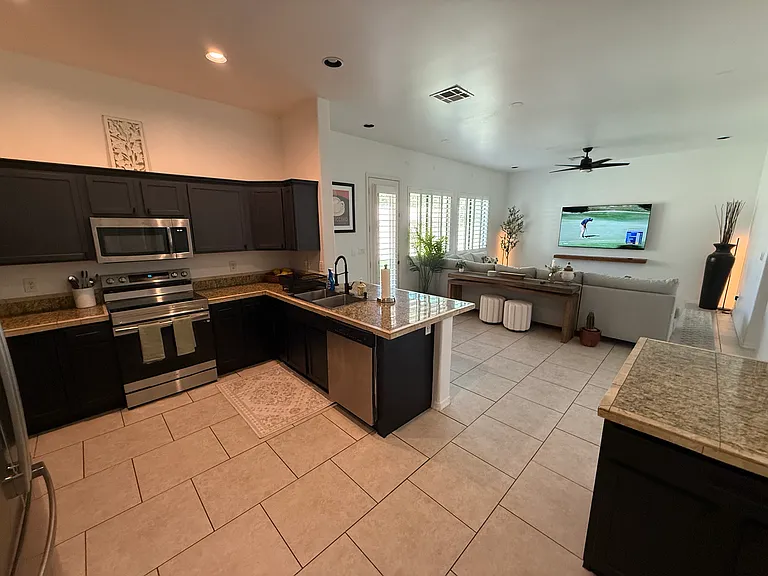 1554 E Kings Ct — Photo 12