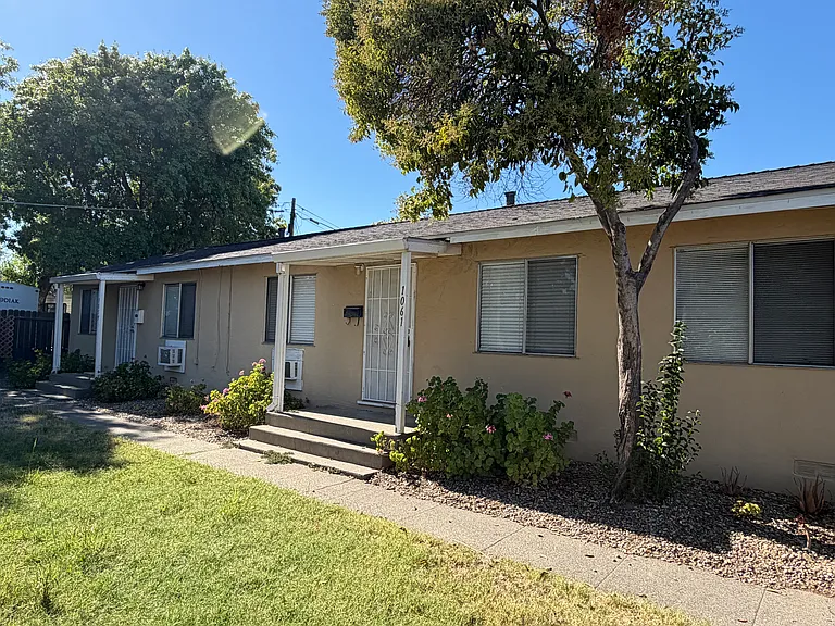 1061 E Monte Vista Ave — Photo 2