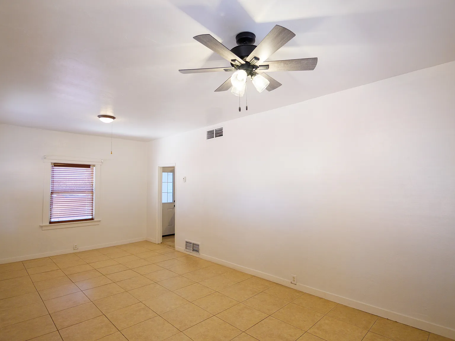 2 bed, 1075 sqft, $1,650 — Photo 4
