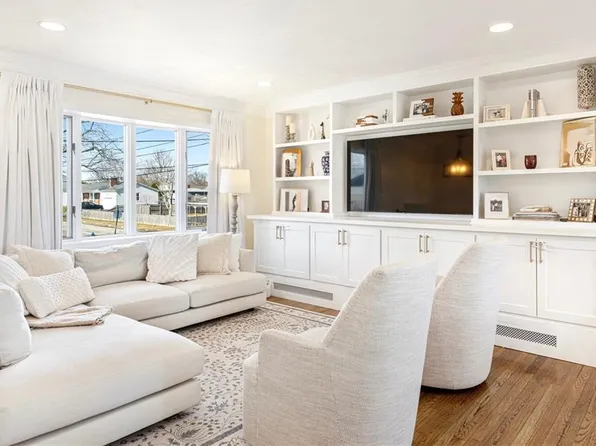 6 Jenkins St, Bristol, RI 02809
