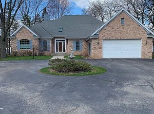 W283N2329 Beach Park Cir, Pewaukee, WI 53072
