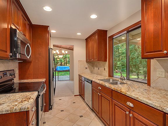 4th image of 414 218th Ave NE