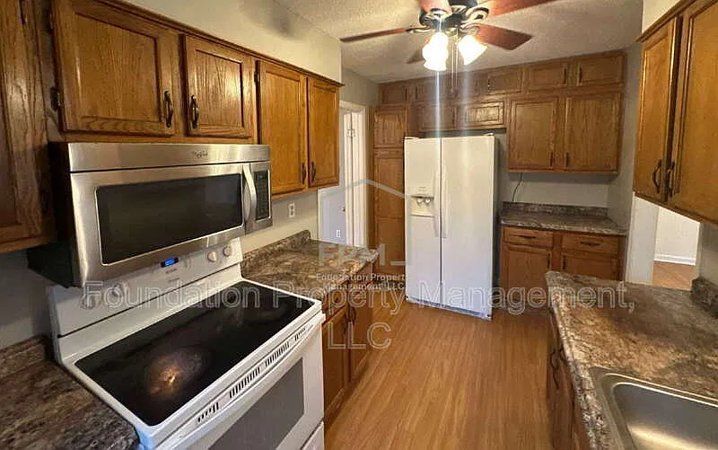3 bed, 2.0 bath, 1613 sqft, $1,650 — Photo 4