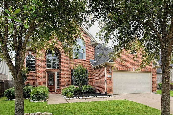 Beautiful 4 bedroom home on cul-de-sac street. Great location, walk to lakes, splash pad, tennis and