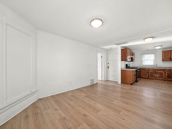 3rd image of 1097 E Merchant St #2