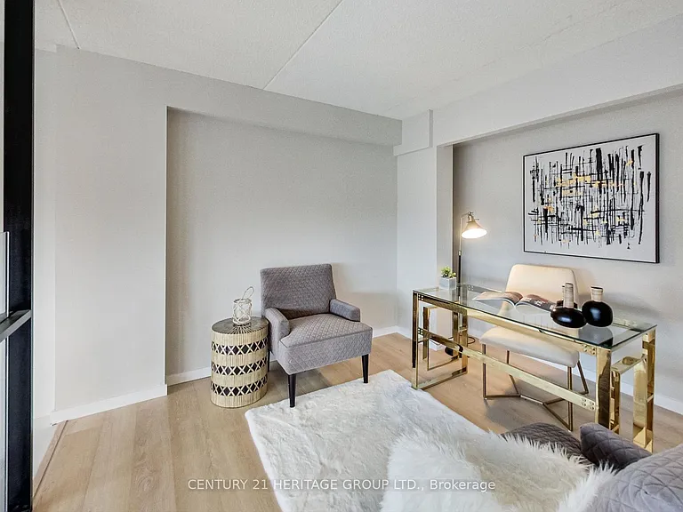 393 King St E #404 — Photo 19