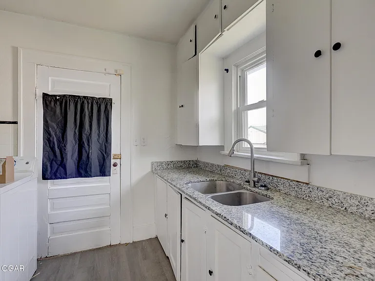 2212 Bird Ave — Photo 9