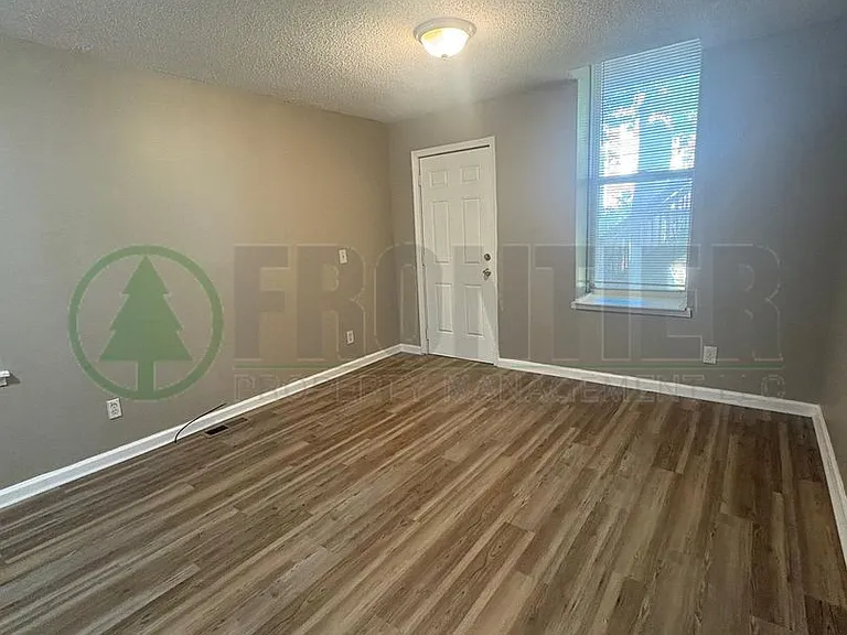 1717 S Tucker Blvd — Photo 4
