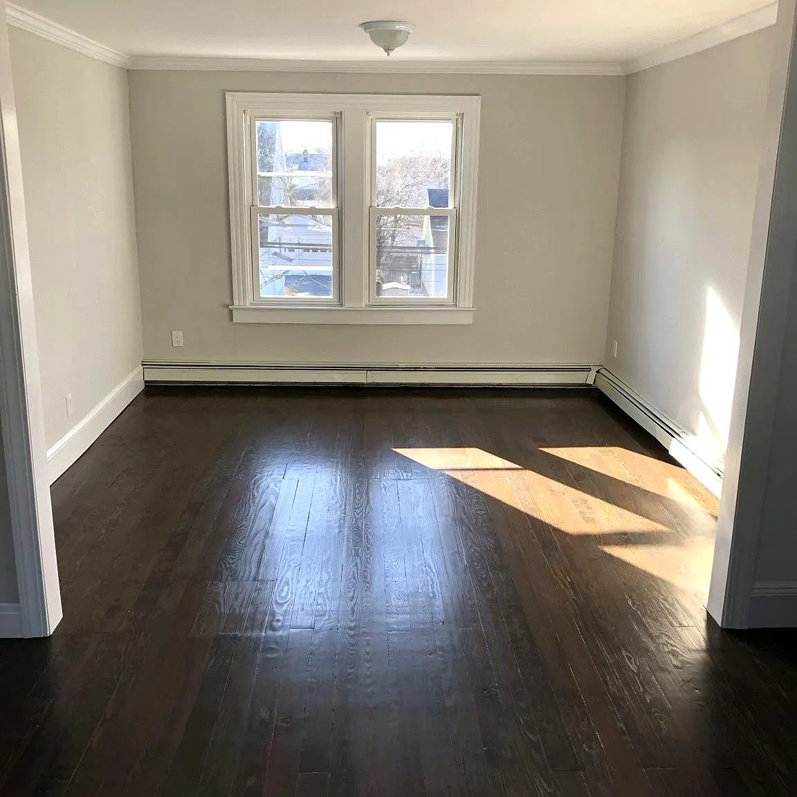 3 bed, 1.0 bath, 1600 sqft, $3,800 — Photo 2