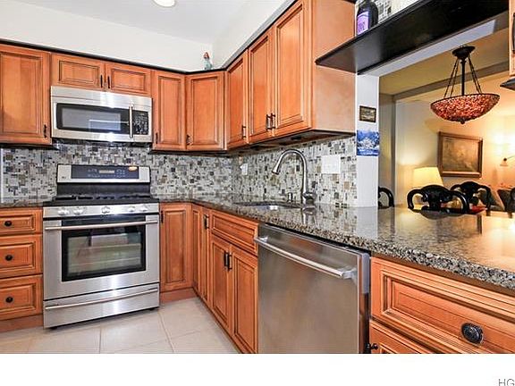 3rd image of 19 Rockledge Dr