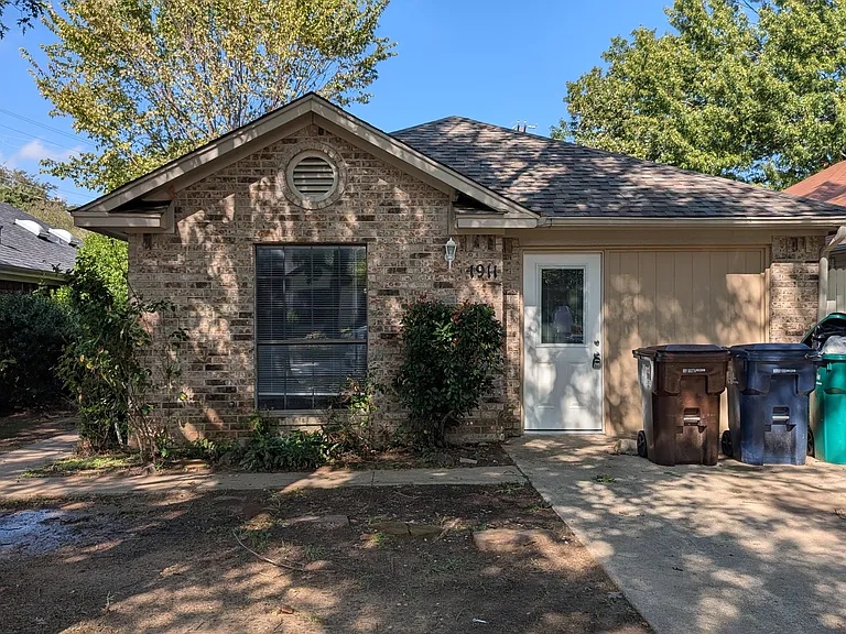 1911 Mack Pl — Photo 1