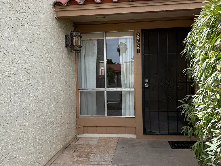 2231 W Fremont Dr — Photo 2