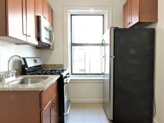 2nd image of 3805 Crescent St APT 4D
