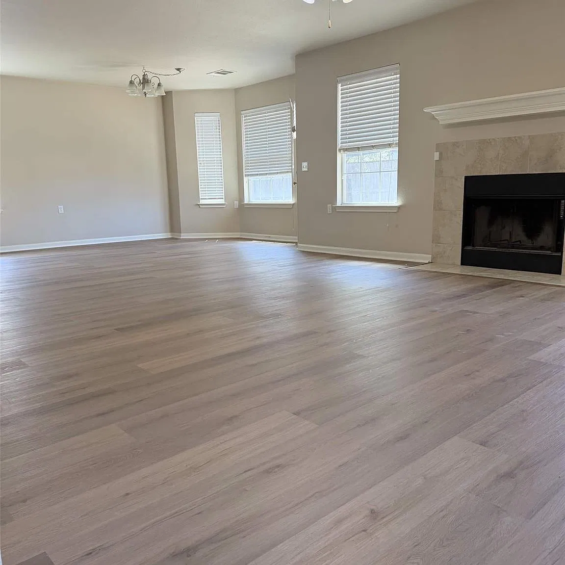 3 bed, 2.5 bath, 1560 sqft, $2,050 — Photo 4