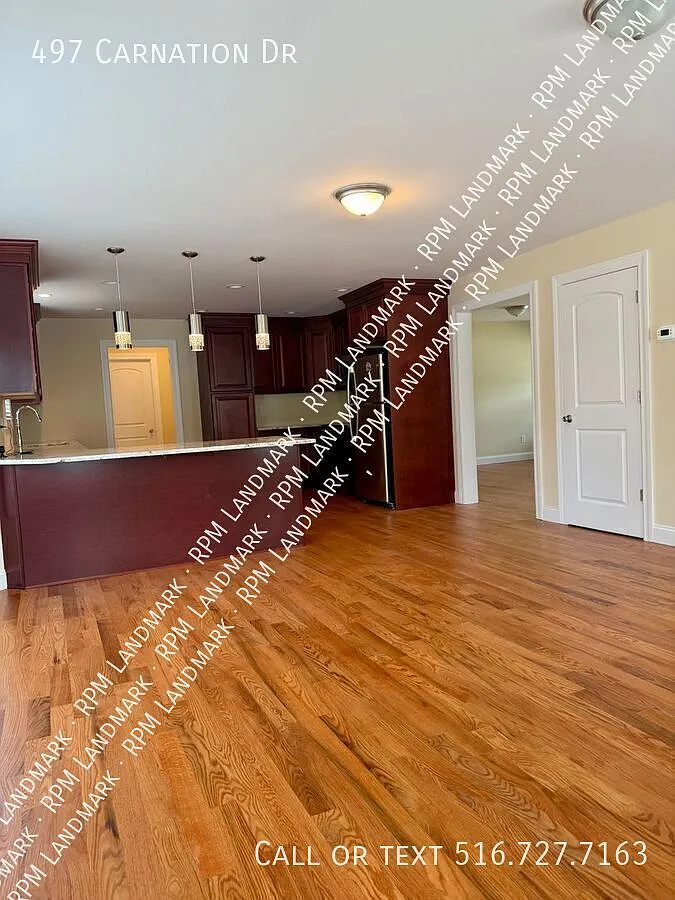 Massive Renovated Home with En-Suite Bath & Electricity included — Photo 2