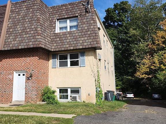 3rd image of 157 Meadowbrook Ln #1